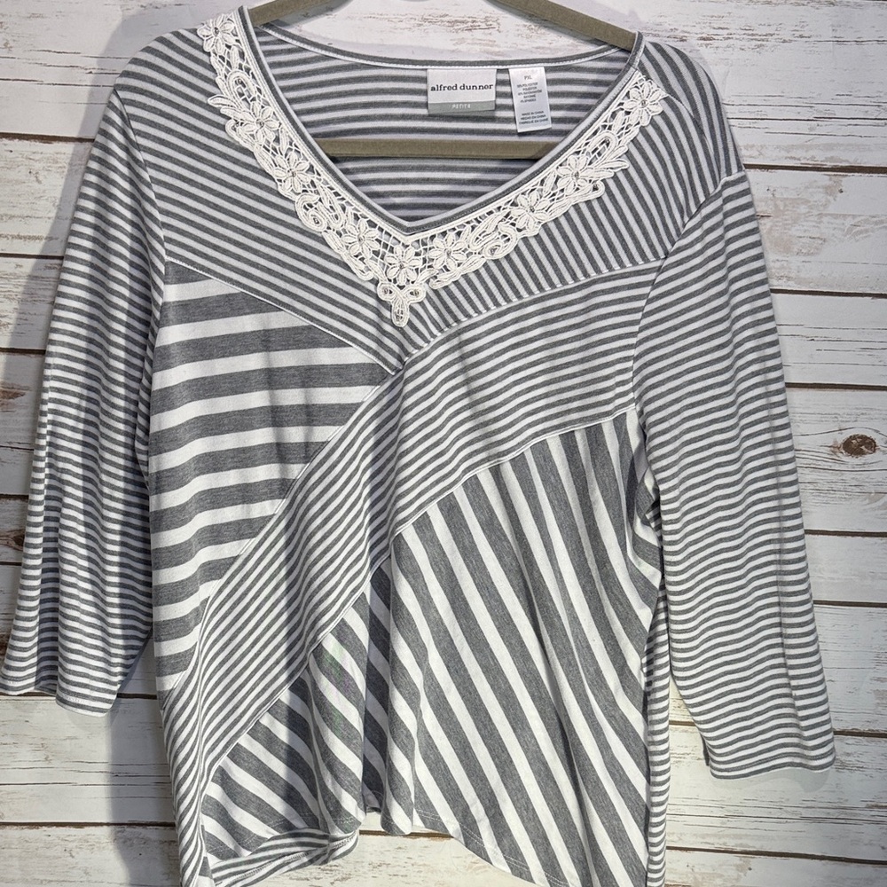 Alfred Dunner Grey and White Striped Top Lace V-Neck 3/4 Length Sleeves Women